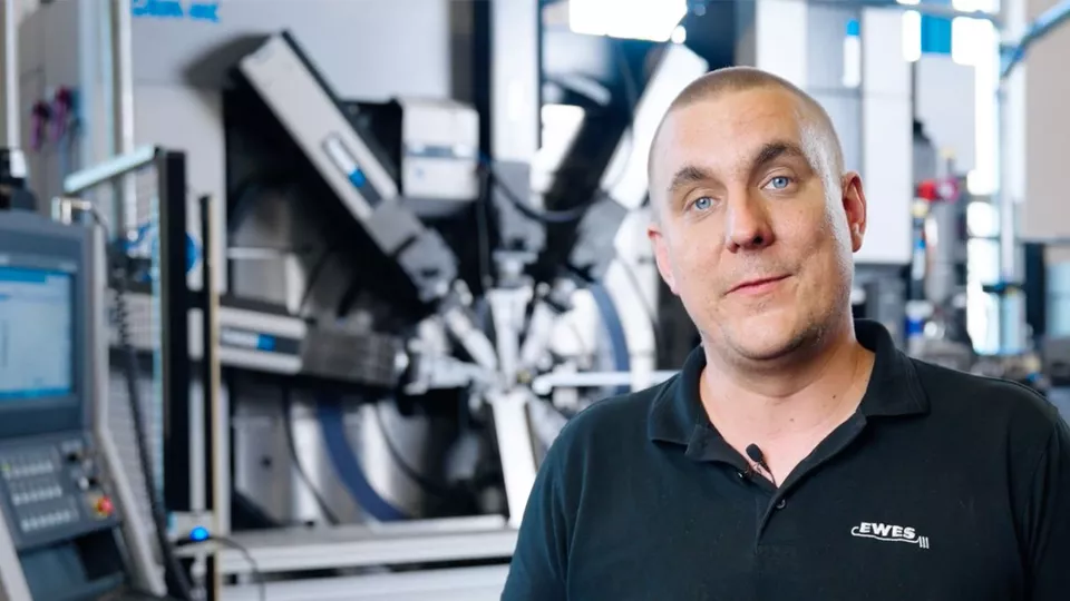 Peter Josefsson, underhållschef på EWES AB, framför den helservostyrda maskinen från Bihler. Peter Josefsson, underhållschef på EWES AB, framför den helservostyrda maskinen från Bihler.