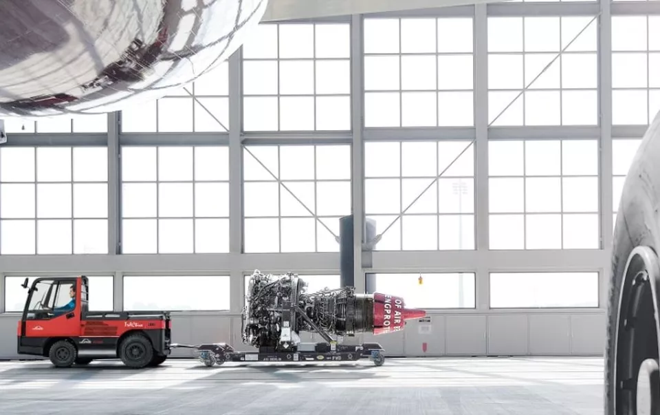 Linde Material Handling lanserar bränslecellsdriven version av dragtrucken P250