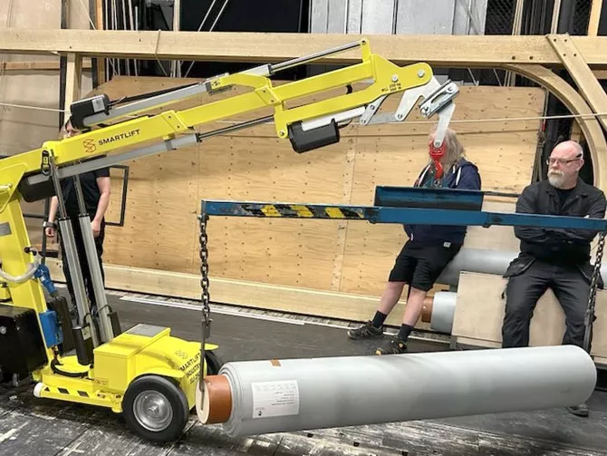 Så flyttas långa och svårhanterliga detaljer säkert genom produktionen