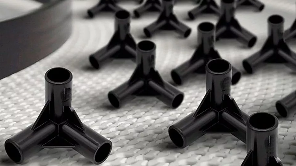 Formsprutning och extrudering under samma tak hos Plastex