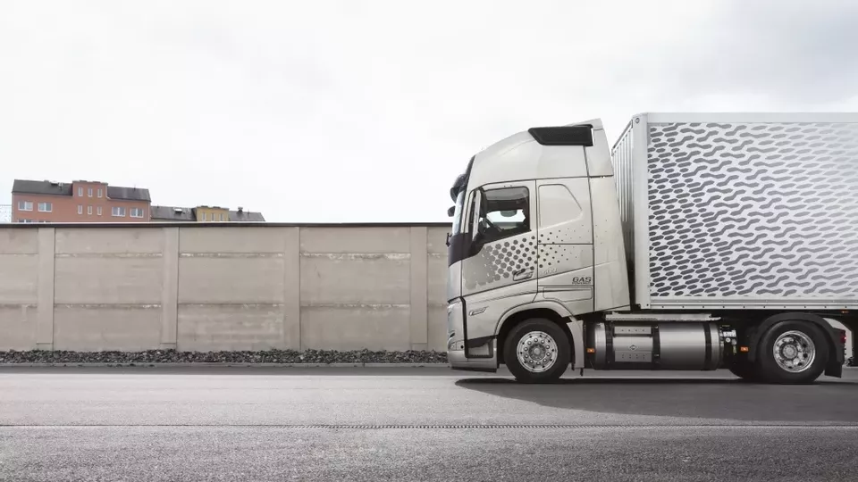 Längre transporter och lägre utsläpp med ny Volvo-lastbil