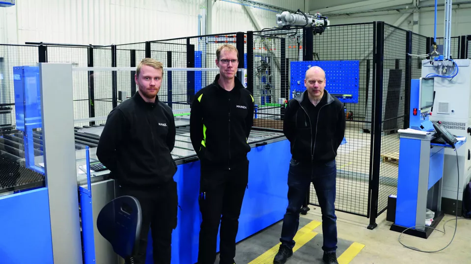 Att köpa svensk plåtbearbetning är ett smart val. På bilden Emil Wahlström, Erik Bergfeldt-Olsson och Björn Larsson på kontraktstillverkaren Hanza. Att köpa svensk plåtbearbetning är ett smart val. På bilden Emil Wahlström, Erik Bergfeldt-Olsson och Björn Larsson på kontraktstillverkaren Hanza.