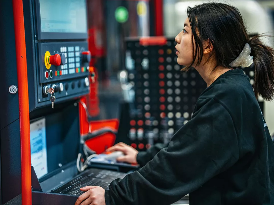 För att möta framtiden och fortsätta växa behöver svensk industri bli smartare, mer hållbar och omställbar. För att möta framtiden och fortsätta växa behöver svensk industri bli smartare, mer hållbar och omställbar.