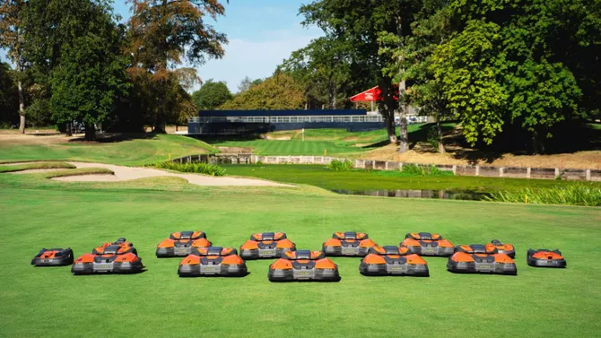 15 Husqvarna-robotgräsklippare arbetar nattetid på The Belfry