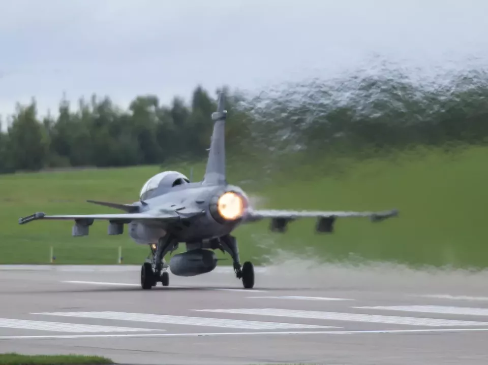 GKN Aerospace utvecklar Gripen-motor Flygplan på landningsbana