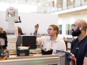 Hitech stärker industrins kompetens - med praktiska utbildningar nära produktionen