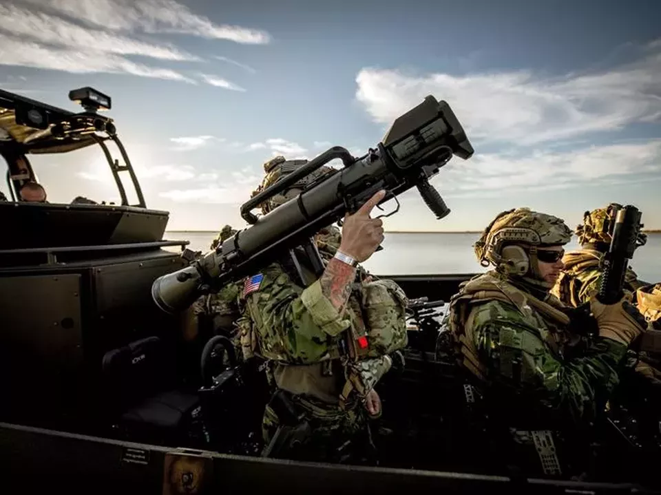 Saab får order av USAs försvarsdepartement Soldat med en Carl-Gustaf M4 på axeln, fler soldater står bredvid med olika vapen, de står på ett fordon, vatten och himmel i bakgruden.