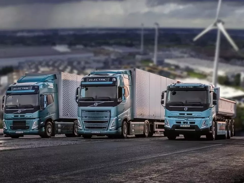 AB Volvo tvingas till besparingar Tre ljusblå Volvo lastbilar som man ser fronten på. De står bredvid varandra på asfalterad väg