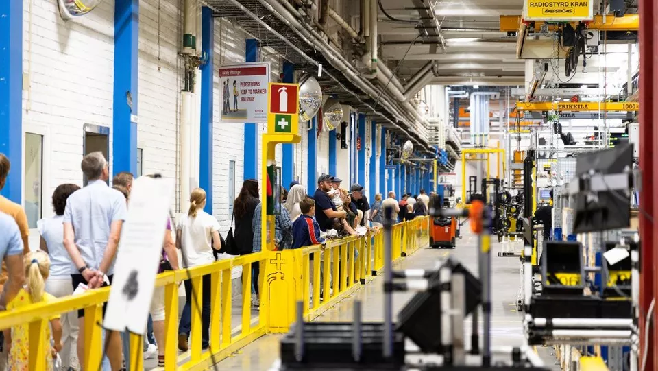 Toyota Material Handling firar 80 år av svensk produktion – 5 000 deltog i Mjölby