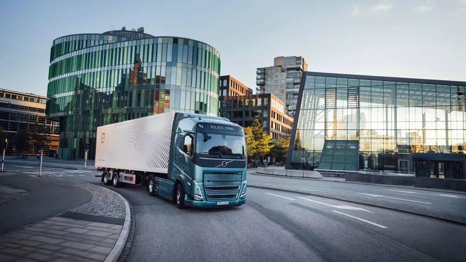 700 km på en laddning – Volvo sätter nya FH Aero Electric i serieproduktion 700 km på en laddning – Volvo sätter nya FH Aero Electric i serieproduktion