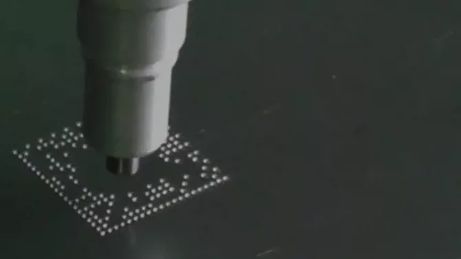 3D-kamera styr lasermärkningen direkt i produktionslinjen