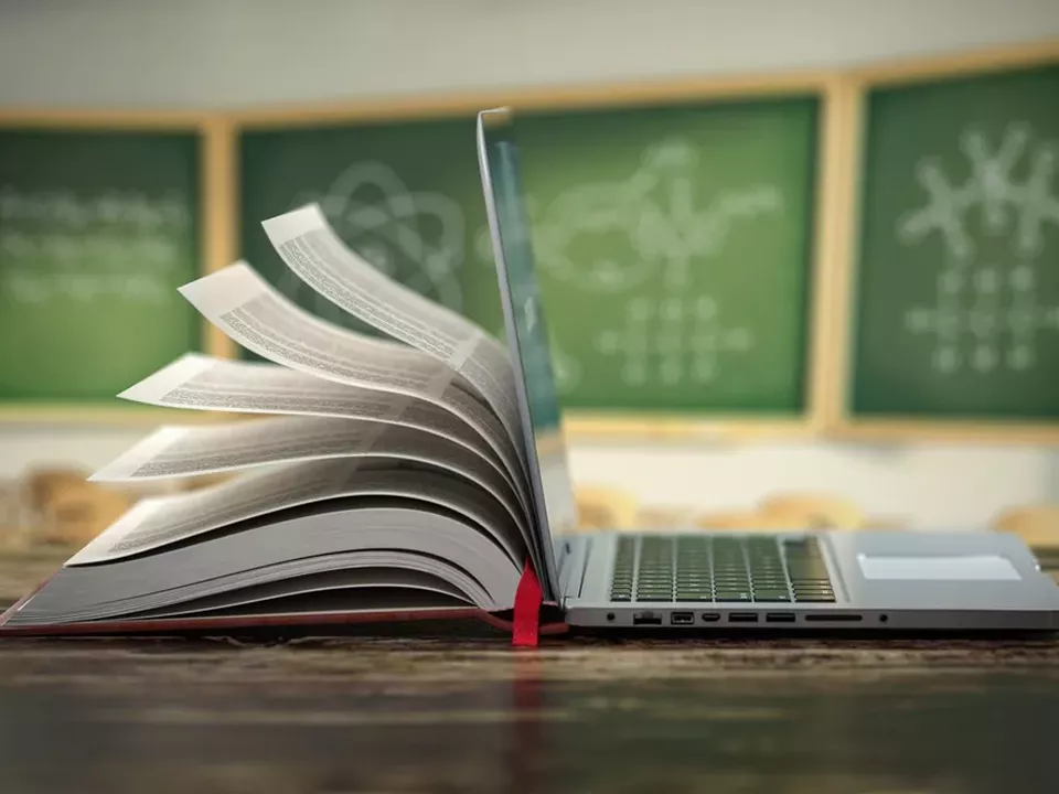 Fler produktionstekniker utbildas i Skaraborg En uppslagen bok och en laptop